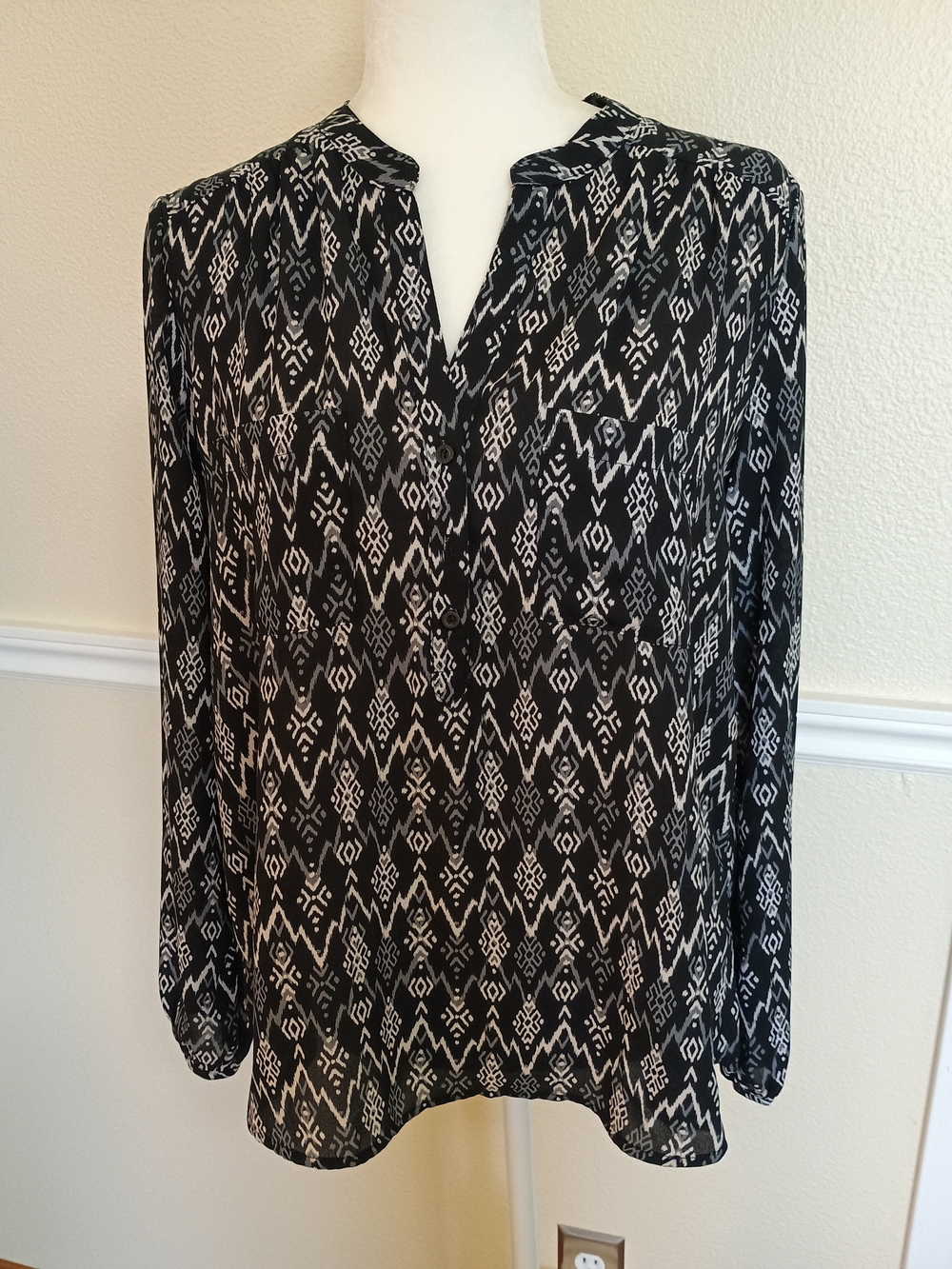 Black and White Geometric Print Blouse
